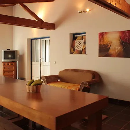 Charming House In Burinhosa, Pataias With Shared Pool Feriehus *